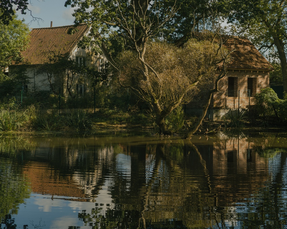 On the left — Johannes Thienemann’s house. On the right — a reconstruction of a small garden house he used as both a field laboratory and a place where he kept storks.